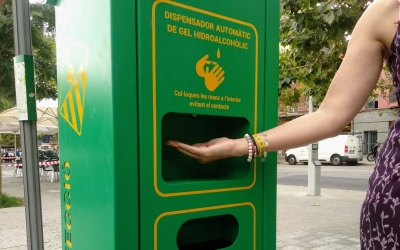 Una de les màquines de gel hidroalcohòlic de l'Ajuntament | Helena Molist